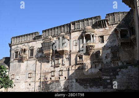 Façade de la magnifique Aina Mahal du XVIIIe siècle, gravement endommagée lors du tremblement de terre de 2001, Bhuj, Gujarat, Inde, Asie Banque D'Images