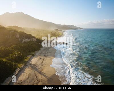 Vue aérienne par drone du parc national de Tayrona, Département Magdalena, Caraïbes, Colombie, Amérique du Sud Banque D'Images