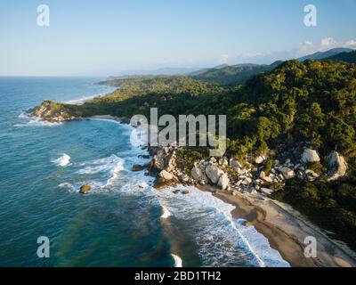 Vue aérienne par drone du parc national de Tayrona, Département Magdalena, Caraïbes, Colombie, Amérique du Sud Banque D'Images