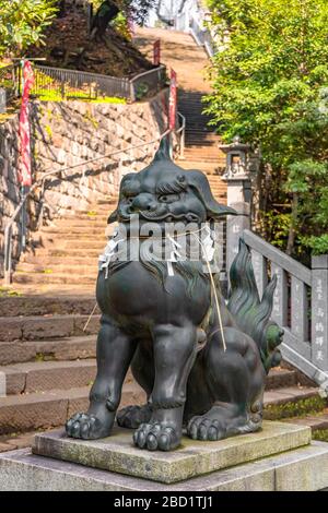 tokyo, japon - 05 mars 2020: Statue de bronze d'un lion komainu gardien mythologique avec corde shimenawa sur le cou dans le temple japonais ATAGO de Tokyo. Banque D'Images