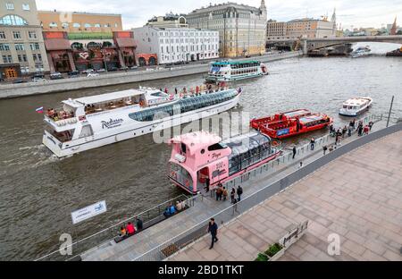 Moscou, Russie - 8 juillet 2019 : navires de passagers de croisière fluviale flottant sur la rivière Moscou, à côté de la bankment de Kotelnicheskaya Banque D'Images