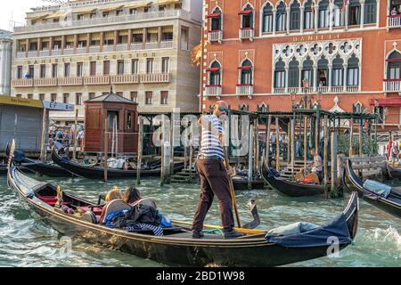 Les touristes qui prennent une balade en gondole devant l'hôtel Danieli sur le Grand Canal, Venise, Italie Banque D'Images