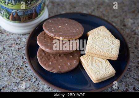 assiette de biscuits, biscuits mélangés assis sur une assiette Banque D'Images
