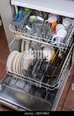 Un lave-vaisselle chargé de plats sales. Banque D'Images
