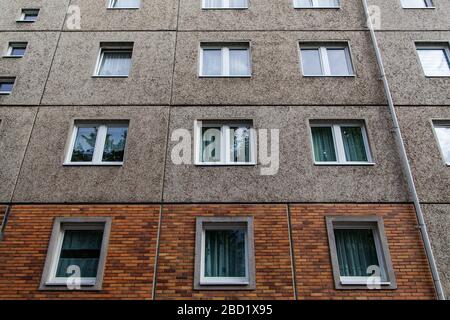 La façade d'un immeuble d'appartements dans l'est de Berlin Banque D'Images