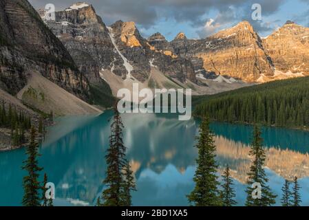 Lever du soleil sur le lac Moraine, Banff National Park, Alberta, Canada Banque D'Images