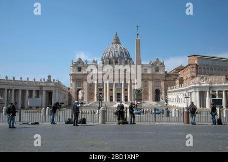 Italie, Rome, 05 avril 2020 : les photographes et les équipes de caméras sont laissés à l'extérieur d'une place Saint-Pierre vide dans la Cité du Vatican pendant le coronavirus e Banque D'Images