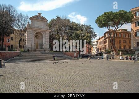 Italie, Rome, 05 avril 2020 : une Piazza Trilussa vide inhabituel dans le quartier confortable de Trastevere pendant l'urgence du coronavirus photo © Fabio M Banque D'Images