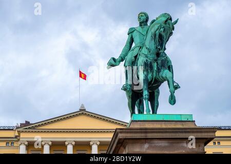 Oslo, Ostlandet / Norvège - 2019/08/30: Statue du roi Charles XIV Jean - Karl XIV Johan - devant le Palais royal d'Oslo, Slottet, à Slottsplassen Banque D'Images
