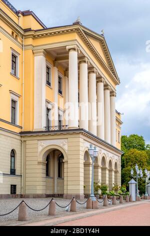 Oslo, Ostlandet / Norvège - 2019/08/30: Façade du Palais Royal d'Oslo - Slottet - colline de Bellevuehoyden vue de la place Slottsplassen dans le centre historique Banque D'Images