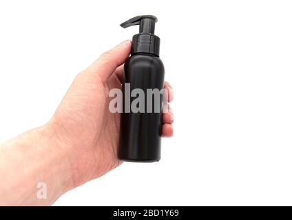 Homme tenant une bouteille ou un conteneur en plastique pour savon, gel ou crème, isolé sur fond blanc Banque D'Images