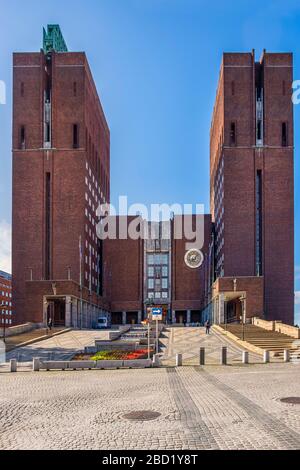 Oslo, Ostlandet / Norvège - 2019/08/30: Bâtiment historique de l'hôtel de ville d'Oslo - Radhuset - conseil municipal de logement, autorités municipales à Pipervika Banque D'Images