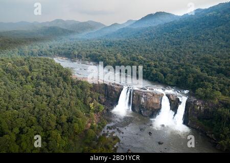 Chutes d'Athirappilly à Chalakudy Taluk, dans le district de Thrissur à Kerala, en Inde Banque D'Images