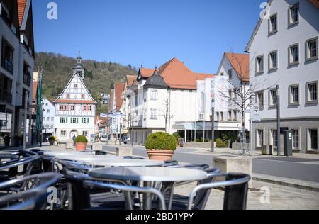 06 avril 2020, Bade-Wuerttemberg, Künzelsau: Tables d'un stand de restaurant dans le centre-ville vide. Afin de ralentir la propagation du coronavirus, la vie publique a été en grande partie fermée. Photo: Sebastian Gollnow/dpa Banque D'Images