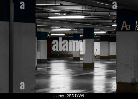 Parking souterrain d'un grand magasin, déserté dans la période du covid-19. Banque D'Images