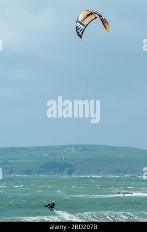 Garrettstown, West Cork, Irlande. 6 avril 2020. Un surfeur kite prend son enfermement pendant les vents forts et les grandes vagues de Garrettstown Beach tout en observant les directives du gouvernement en matière de distanciation sociale pendant la pandémie de Covid-19. Crédit : Andy Gibson/Alay Live News Banque D'Images