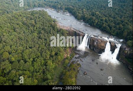 Chutes d'Athirappilly à Chalakudy Taluk, dans le district de Thrissur à Kerala, en Inde Banque D'Images