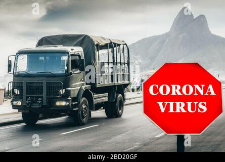 Camion de l'armée dans les rues de Rio de Janeiro, Brésil pour faire appliquer la quarantaine lors de l'épidémie de covid-19 du virus Corona. Banque D'Images