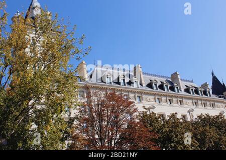 Vue sur les appartements parisiens depuis la rivière Siene. Banque D'Images