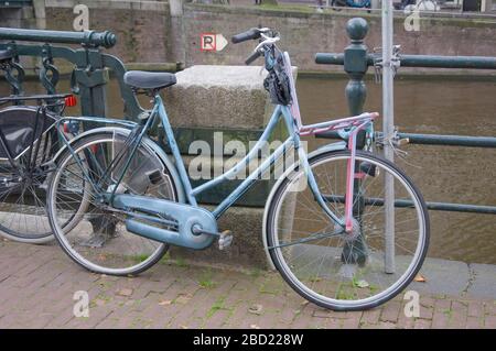 Vélo à Amsterdam, Pays-Bas Banque D'Images