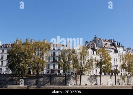 Vue sur les appartements parisiens depuis la rivière Siene. Banque D'Images