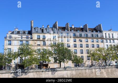 Vue sur les appartements parisiens depuis la rivière Siene. Banque D'Images