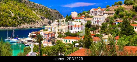 Magnifique village d'Assos, vue panoramique, île de Céphalonie, Grèce. Banque D'Images