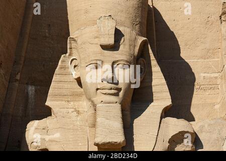 Tête sculptée de Ramsès II, Abu Simbel, Égypte Banque D'Images