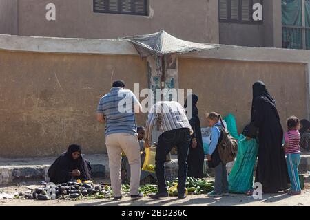 Les locaux achètent des légumes au bord de la route, Abydos, Égypte Banque D'Images