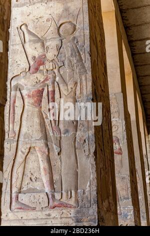 La déesse Isis donnant l'ankh au pharaon, sculptée sur une colonne carrée dans le portique devant le Temple de Seti I, Abydos, Égypte Banque D'Images