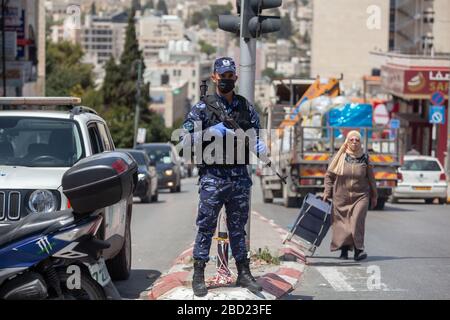 Bethléem, Mideast. 6 avril 2020. Un policier palestinien est garde dans une rue lors d'une campagne visant à saisir les conducteurs qui violent la loi d'urgence dans la ville de Bethléem, en Cisjordanie, le 6 avril 2020. La Palestine a déclaré lundi que le verrouillage complet de quatre villages en Cisjordanie, puisque les affaires COVID-19 en Palestine ont grimpé à 252. Crédit: Luay Sababa/Xinhua/Alay Live News Banque D'Images