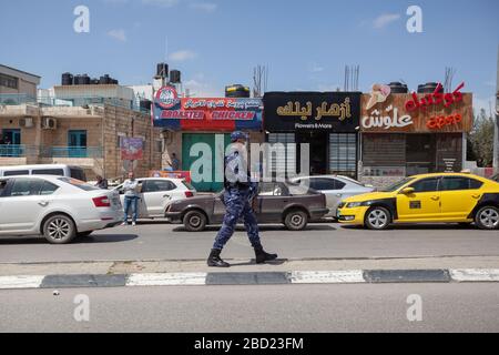 Bethléem, Mideast. 6 avril 2020. Un policier palestinien assure la garde des voitures saisies lors d'une campagne pour saisir les conducteurs qui violent la loi d'urgence dans la ville de Bethléem, en Cisjordanie, le 6 avril 2020. La Palestine a déclaré lundi que le verrouillage complet de quatre villages en Cisjordanie, puisque les affaires COVID-19 en Palestine ont grimpé à 252. Crédit: Luay Sababa/Xinhua/Alay Live News Banque D'Images