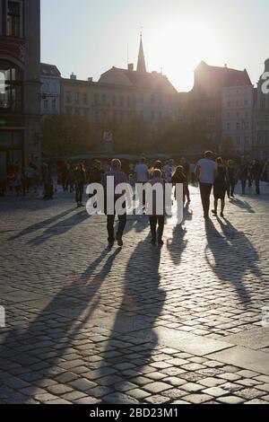 Piétons sur la place du marché, Wroclaw, Pologne Banque D'Images