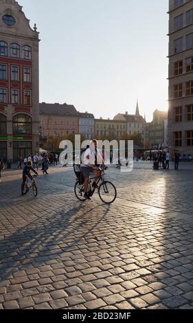 Piétons sur la place du marché, Wroclaw, Pologne Banque D'Images