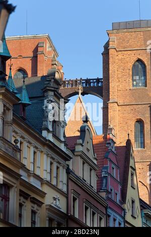 Pont de pénitence entre les tours de la cathédrale Sainte-Marie-Madeleine, Wroclaw, Pologne Banque D'Images