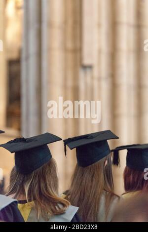 L'université obtient ses diplômes à la cathédrale de Canterbury lors d'une cérémonie de remise des diplômes Banque D'Images