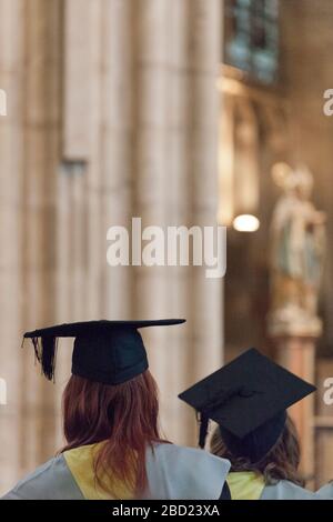 L'université obtient ses diplômes à la cathédrale de Canterbury lors d'une cérémonie de remise des diplômes Banque D'Images