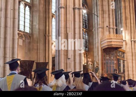 L'université obtient ses diplômes à la cathédrale de Canterbury lors d'une cérémonie de remise des diplômes Banque D'Images