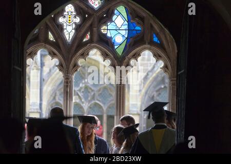 Diplôme universitaire à la cathédrale de Canterbury avant une cérémonie de remise des diplômes Banque D'Images