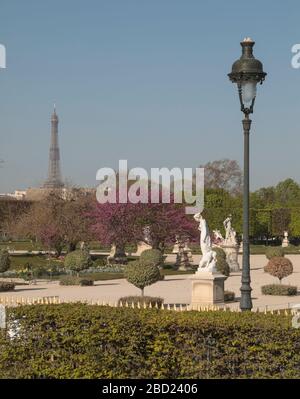 MAINTIEN PARISIEN : JOURNÉE ENSOLEILLÉE À PARIS Banque D'Images