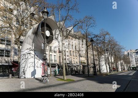 MAINTIEN PARISIEN : JOURNÉE ENSOLEILLÉE À PARIS Banque D'Images