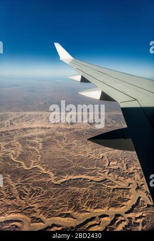 Vue aérienne des rivières séchées dans le désert arabe, Égypte Banque D'Images