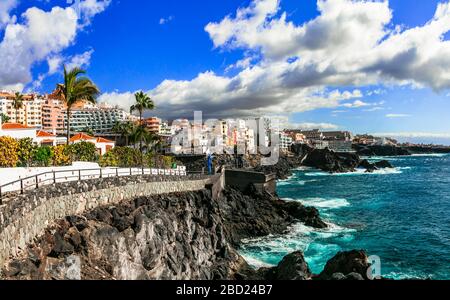 Magnifique village de Puerto di Santiago au coucher du soleil, Tenerife, Espagne. Banque D'Images