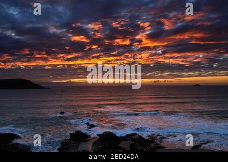 Coucher de soleil sur la côte nord de Cornwall près de Polzeath Banque D'Images