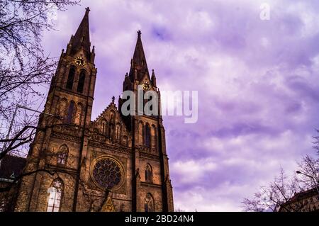 Église Catholique De Saint Ludmila À Prague, En Tchèque Banque D'Images