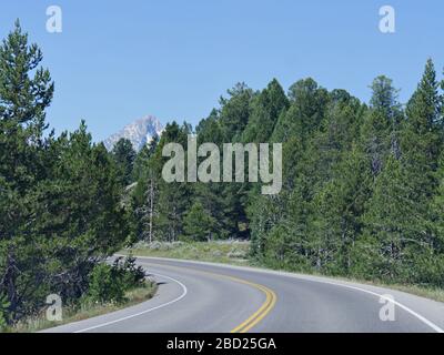 Traversez les routes sinueuses du parc national du Grand Teton, Wyoming. Banque D'Images