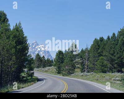 Vue panoramique sur les chaînes de montagnes du Grand Teton à travers les routes sinueuses du parc national du Grand Teton, Wyoming. Banque D'Images