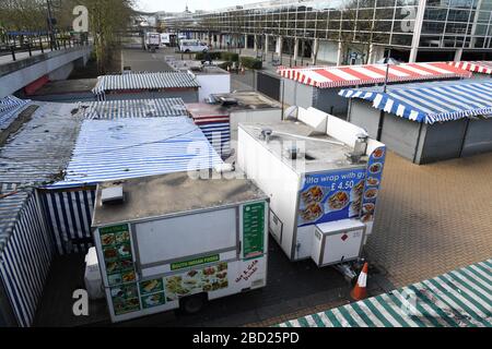 Bâtiments du centre Milton Keynes Snow Dome marché extérieur Blossom réflexions sur le centre de verre Signage Corona virus Covid 19 Grid system Banque D'Images