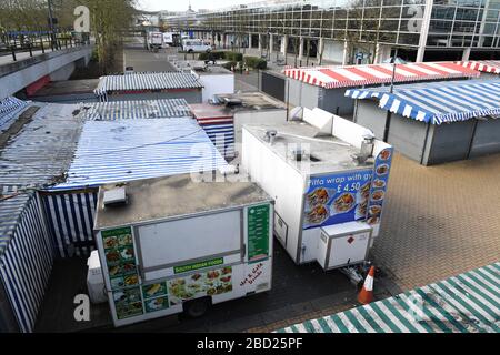 Bâtiments du centre Milton Keynes Snow Dome marché extérieur Blossom réflexions sur le centre de verre Signage Corona virus Covid 19 Grid system Banque D'Images