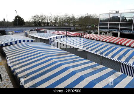 Bâtiments du centre Milton Keynes Snow Dome marché extérieur Blossom réflexions sur le centre de verre Signage Corona virus Covid 19 Grid system Banque D'Images